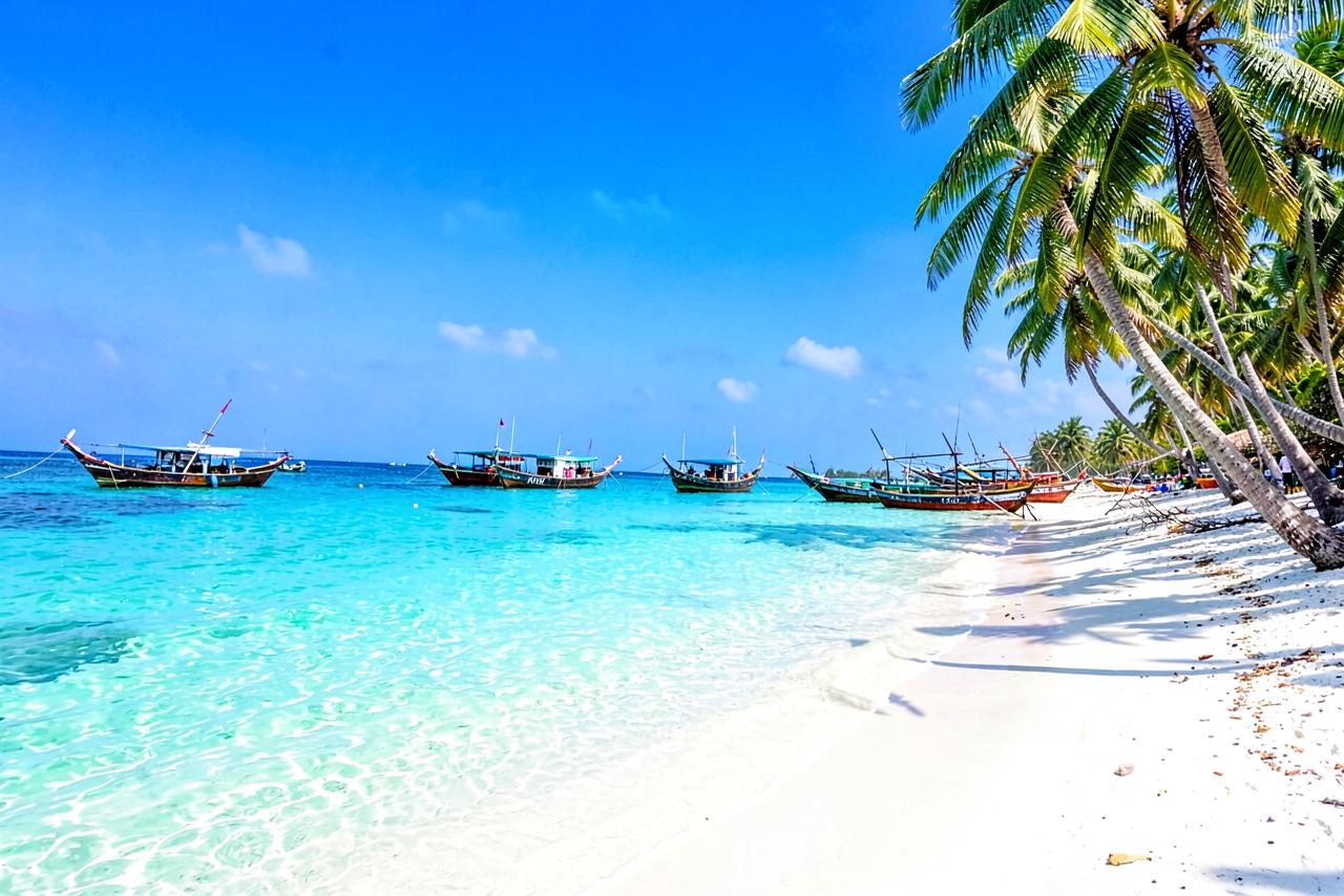 Crystal-clear turquoise water and white sand at Tarkarli Beach near Oceano, Sindhudurg
